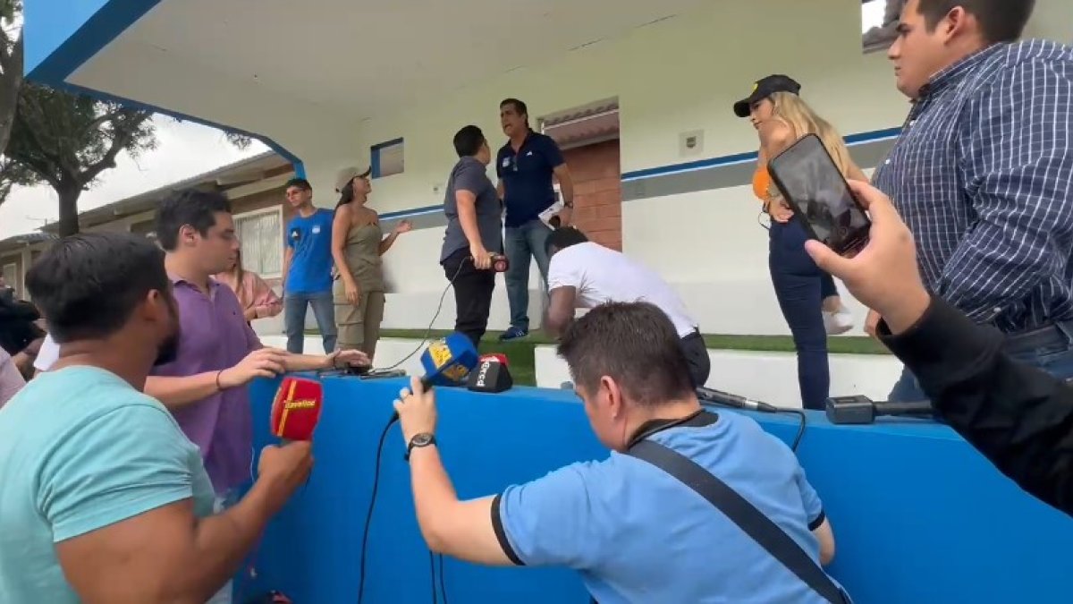 Jefe de prense de Emelec discute con periodista en Polideportivo de Los Samanes