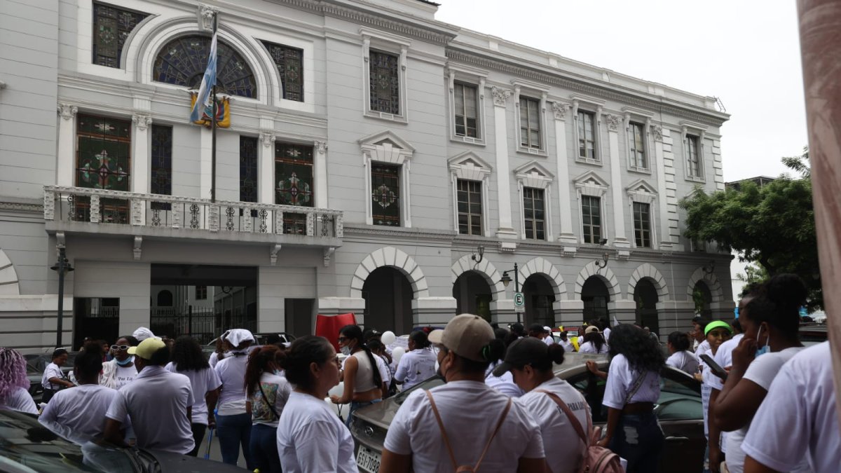 Familiares de reclusos alzan la voz contra presuntos abusos en el sistema carcelario