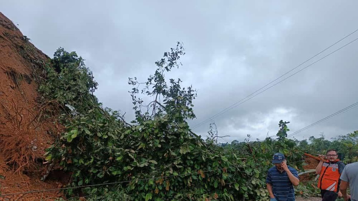 La vía quedo cerrada en su totalidad.