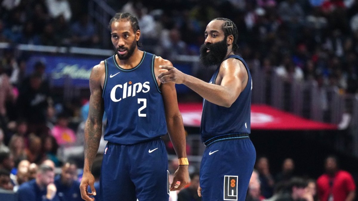 El alero estadounidense (i) brilló con 25 puntos, 11 rebotes, 10 asistencias.