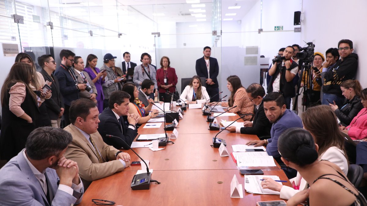 La comisión, luego de la comparecencia de Bolívar Tello, declaró la sesión reservada.