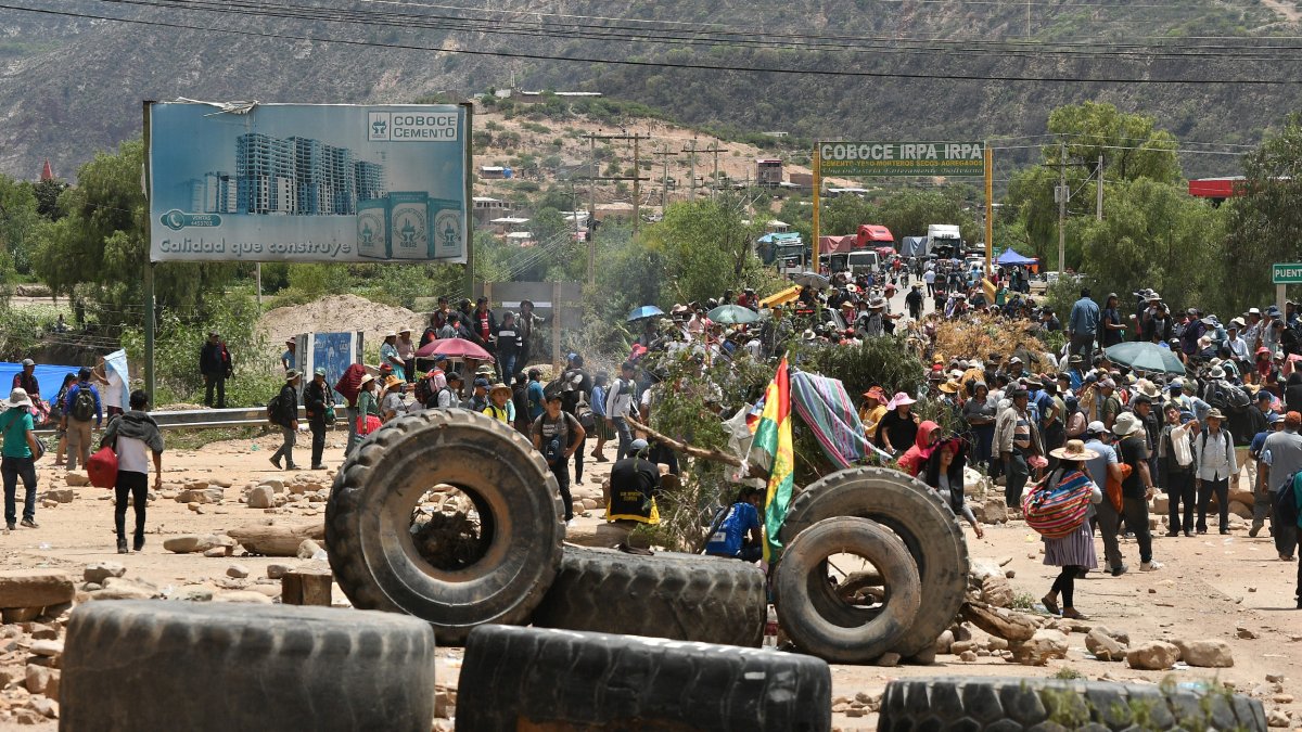 Afines al expresidente de Bolivia Evo Morales (2006-2019) bloquean una carretera como medida de presión exigiendo la renuncia de magistrados, en Cochabamba (Bolivia.)