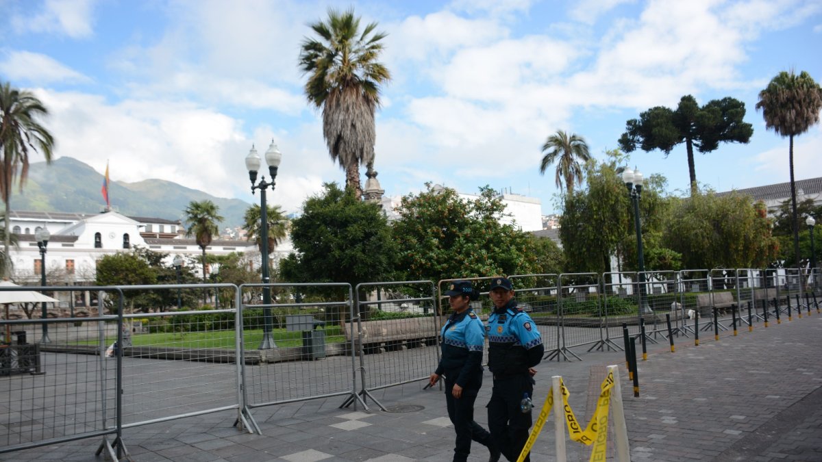 Uniformados recorrían los alrededores de la Plaza Grande.