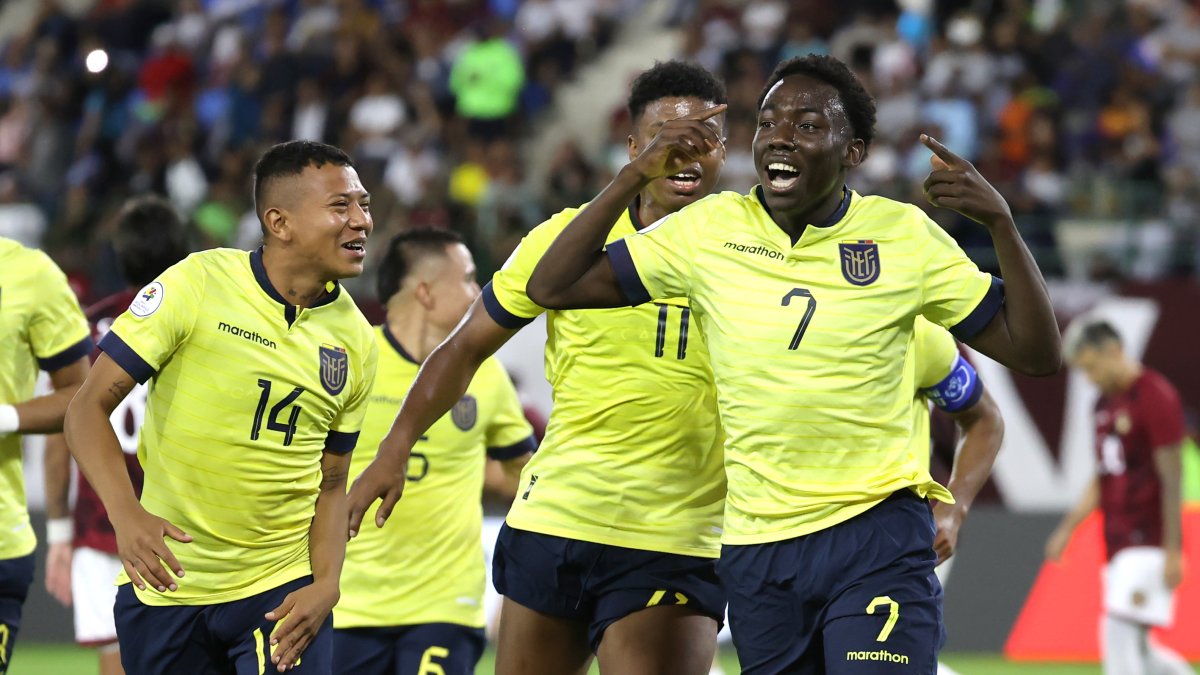 Medina (d) tiene 19 años, nació en el cantón Eloy Alfaro y formó toda su carrera deportiva en Independiente del Valle.