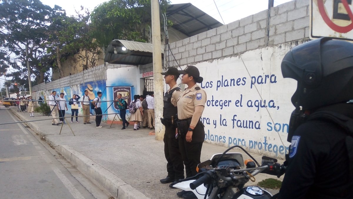 La Policía custodió los establecimientos educativos que volvieron este 25 de enero al aula en Playas.