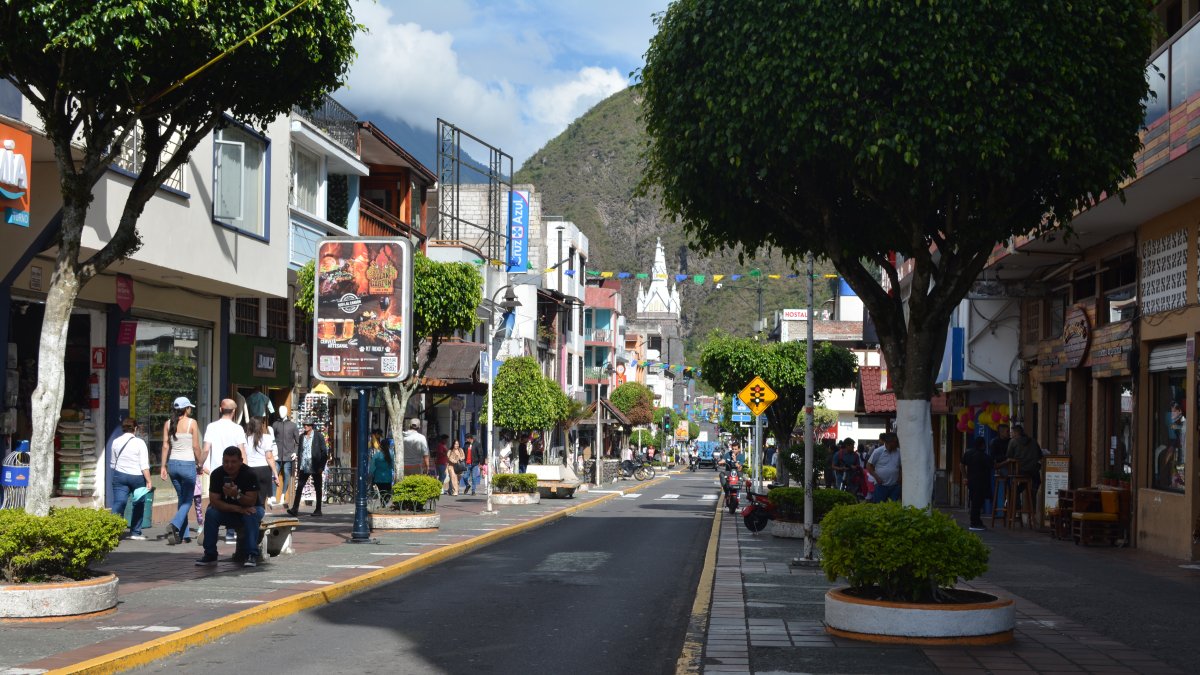 Baños. Esta calle normalmente concurrida por turistas, se encuentra vacía ante la inseguridad que vive el país.
