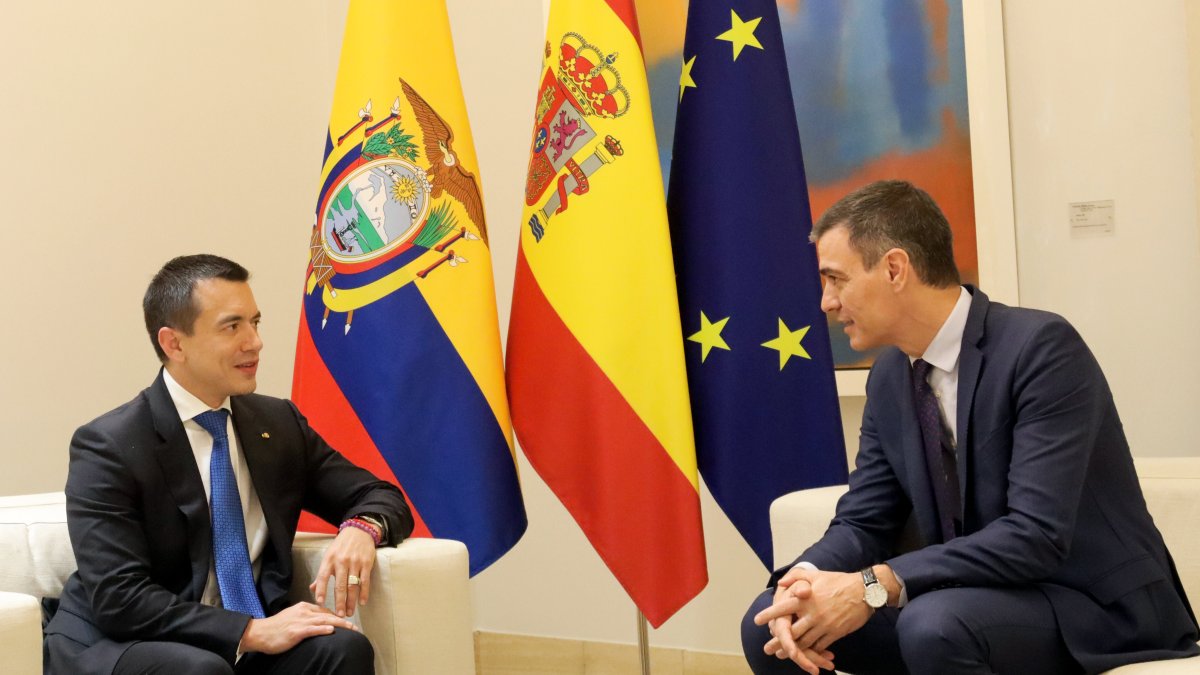 Daniel Noboa con el presidente del Gobierno español, Pedro Sánchez, en su reunión privada.