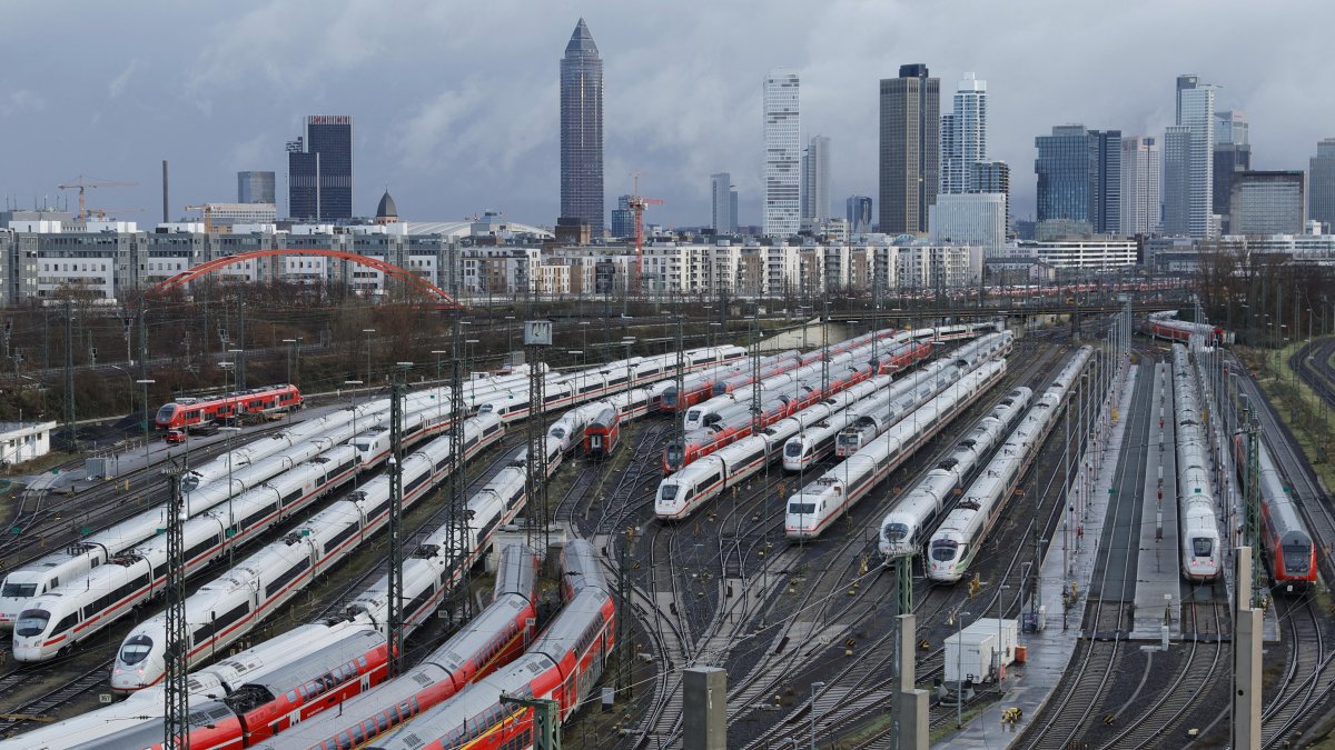 Vista de los trenes parados en la estación de Fráncfort este miércoles. Los maquinistas alemanes iniciaron este martes la huelga más larga de la historia moderna del país.