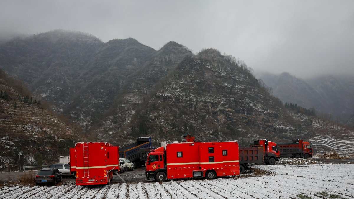 Personal de rescate se instala en campamentos provisionales.