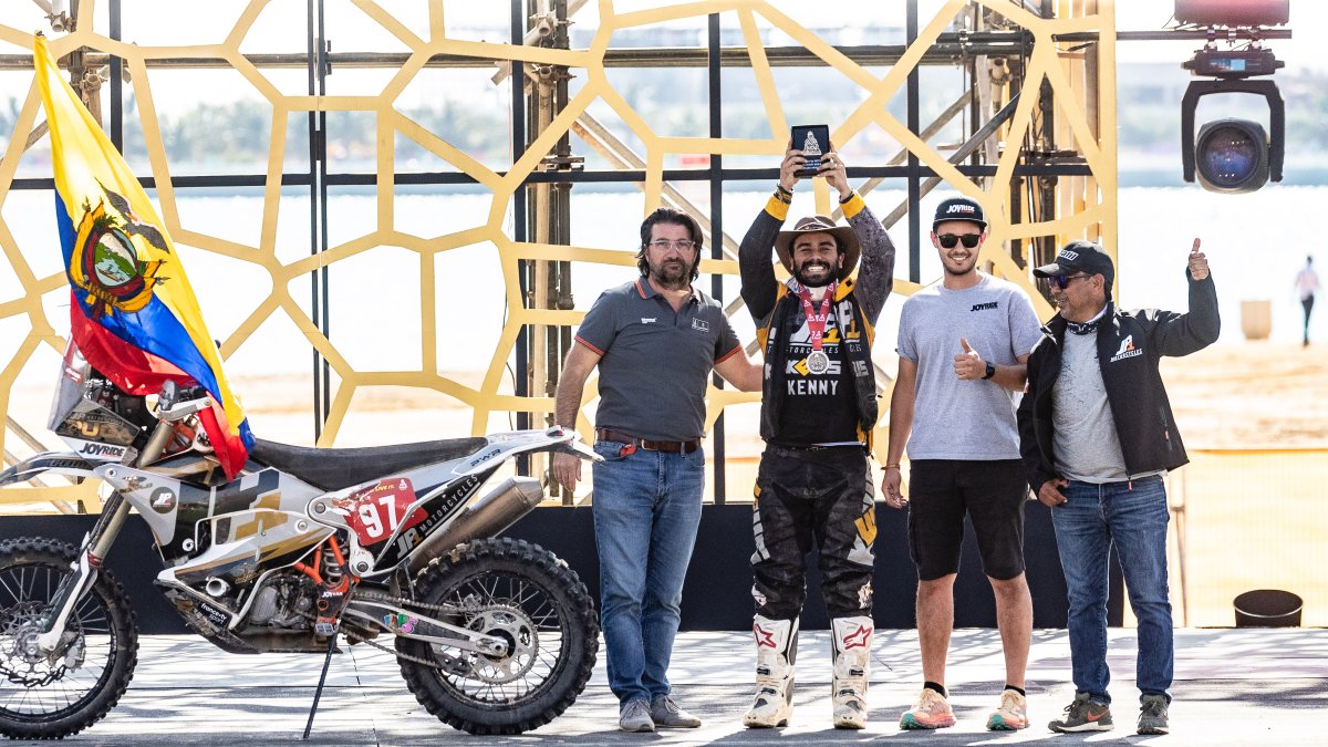 Juan José Puga (c) al concluir el exigente rally Dakar