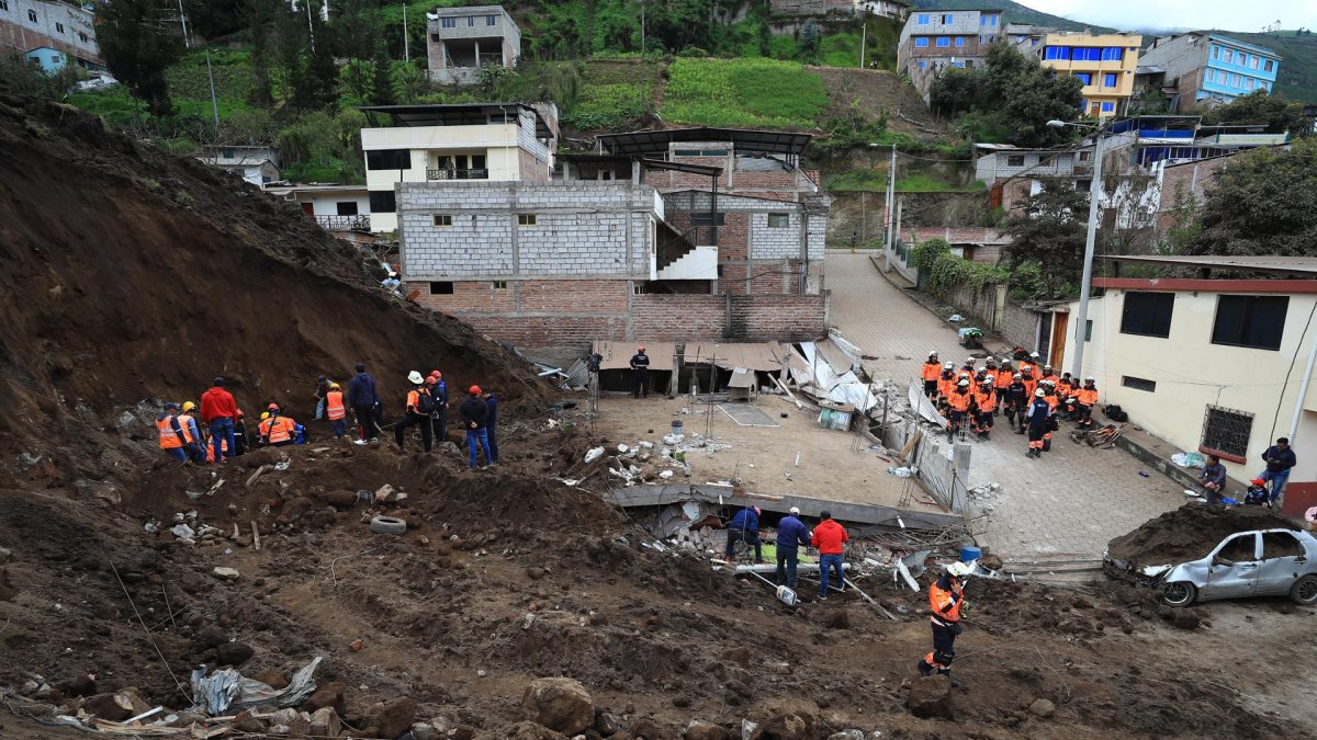 Rescatistas trabajan en la búsqueda de víctimas de un alud, en Alausí (Ecuador), en una fotografía de archivo.
