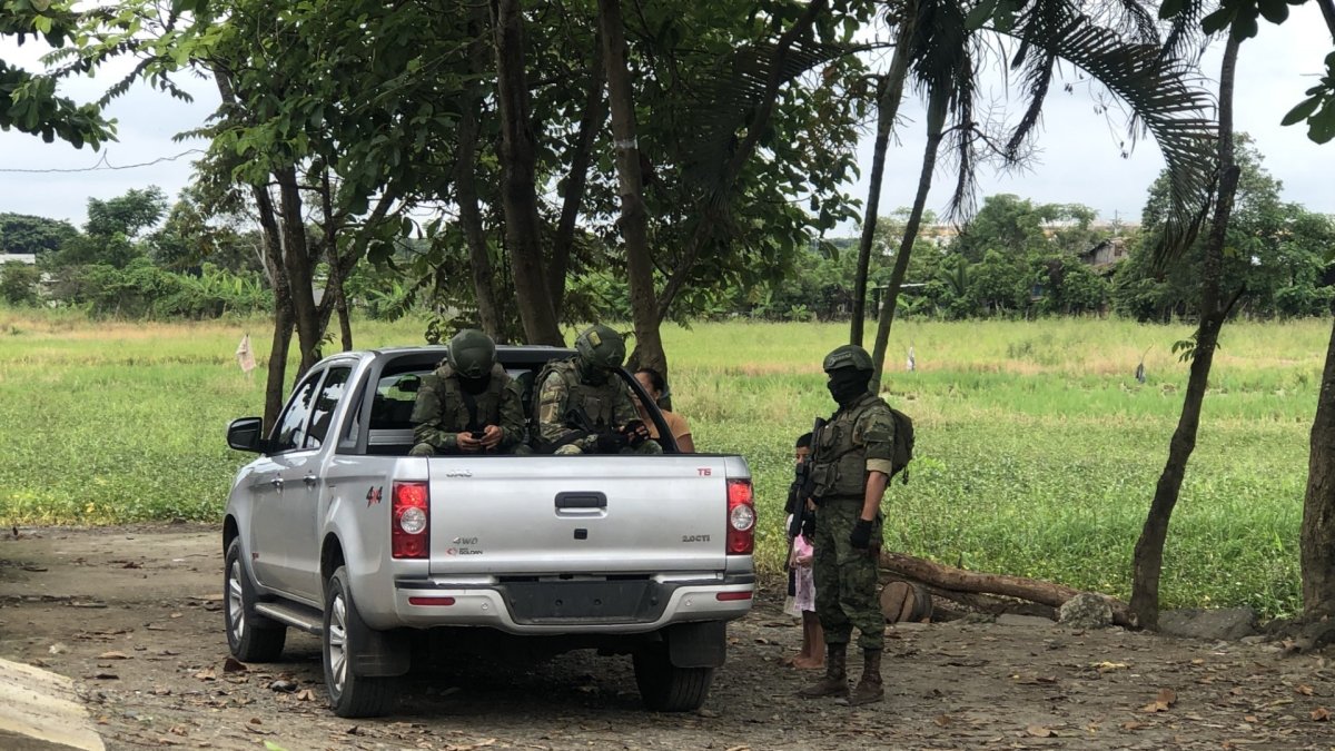 Militares resguardan la zona del hallazgo y sus alrededores.
