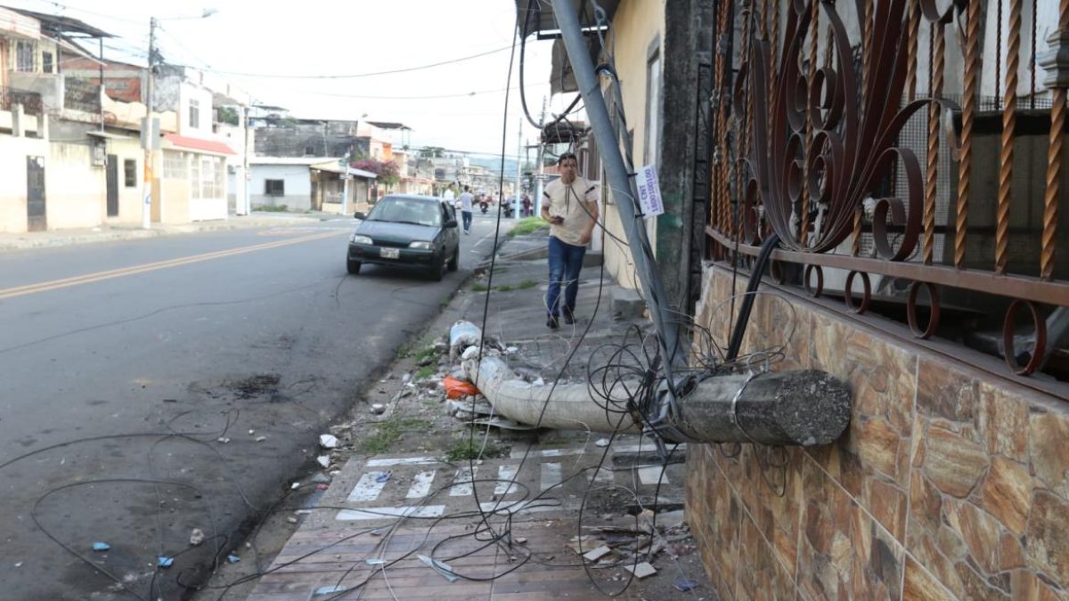 Bus causó que un poste de luz se afectara