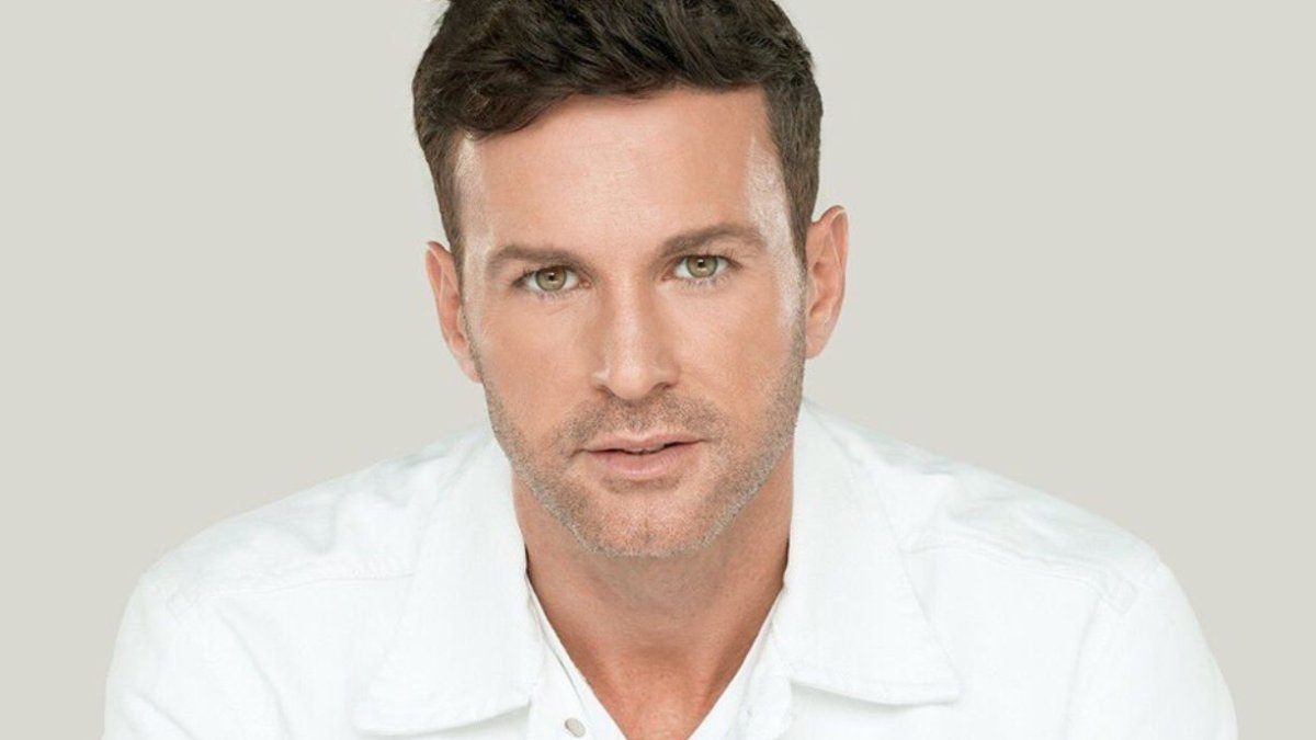 Axel tiene 47 años.