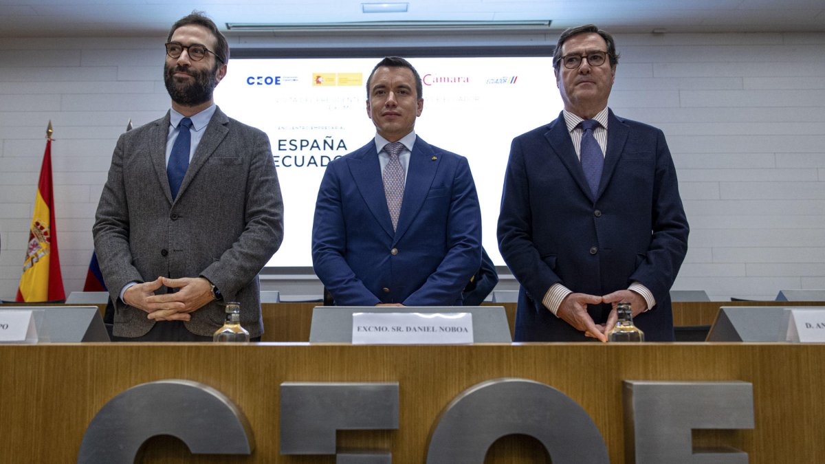 El presidente de Ecuador, Daniel Noboa (c), junto al ministro de Economía, Carlos Cuerpo (i); y el presidente de la CEOE, Antonio Garamendi (d) antes del Encuentro Empresarial España-Ecuador