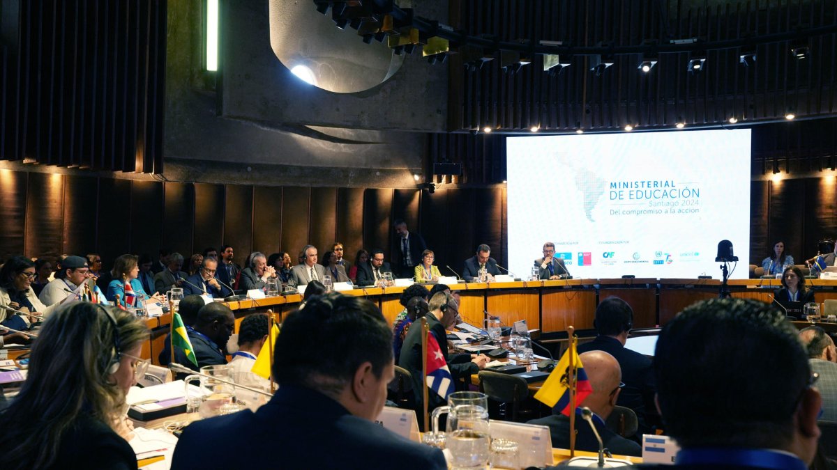 Fotografía cedida por la Cepal que muestra la ceremonia de inauguración de una reunión de ministros de Educación hoy, en Santiago (Chile).