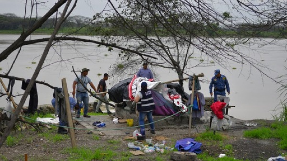 En el sitio se desalojó además a personas que elaboraban carbón de manera clandestina.