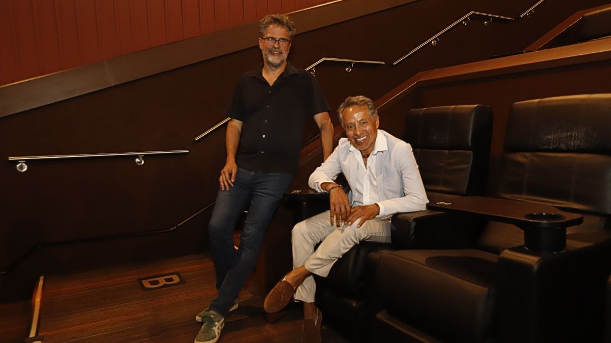 Sebastián Cordero e Iván Vallejo en la premiere de 'Al otro lado de la niebla'.