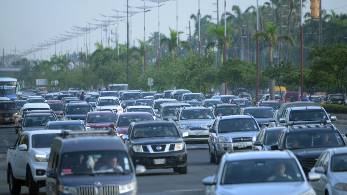 Cantones. Miles de vehículos que salen desde urbanizaciones de La Puntilla y La Aurora cruzan a diario por la avenida Samborondón.