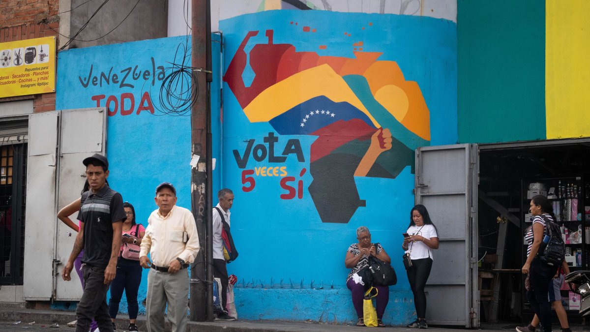 Caracas. Foto del mural con el mapa del territorio en disputa.