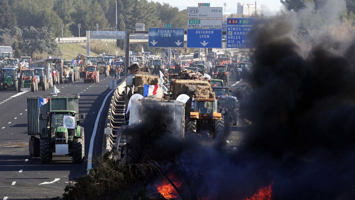 Los agricultores franceses bloquean la autopista A9 durante una manifestación en Nimes, región de Occitania, en el sur de Francia, el 25 de enero de 2024.HORCAJUELO