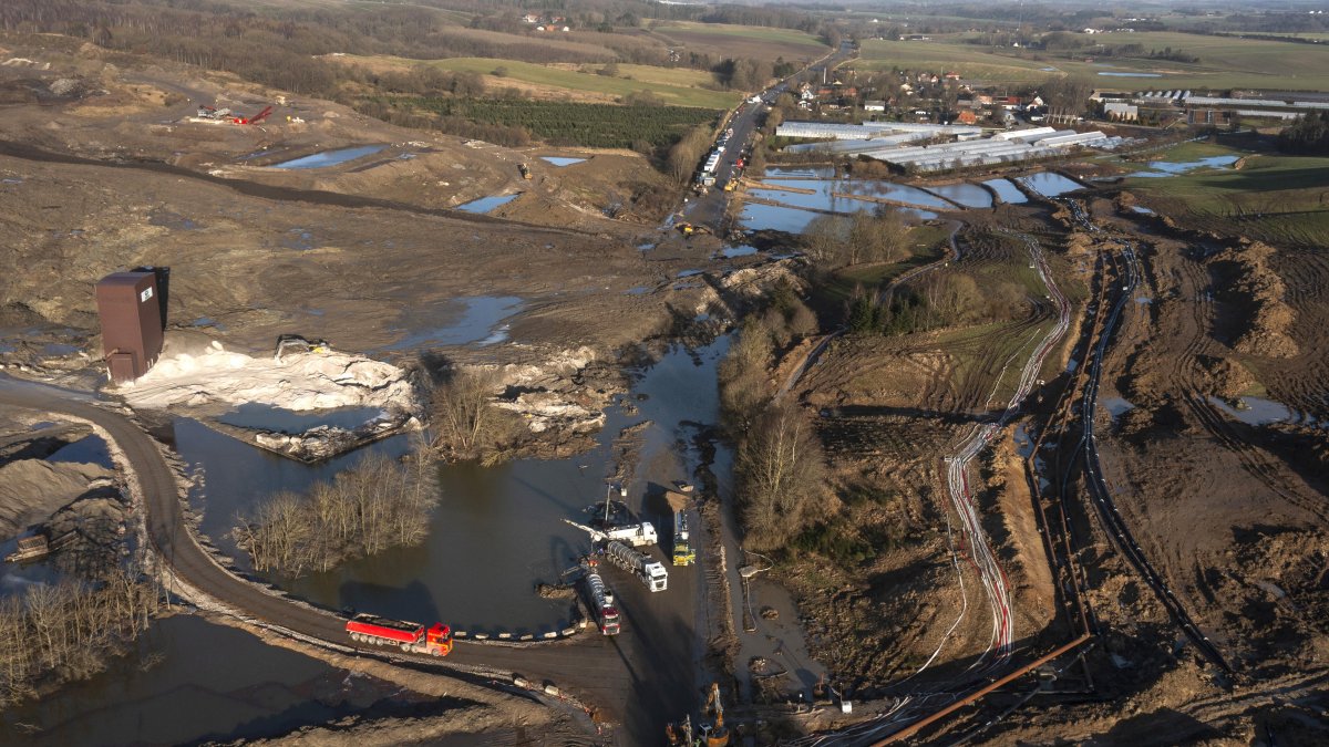 Una vista aérea general del área de un deslizamiento de tierra en el sitio de tratamiento de suelos residuales nórdicos cerca de la aldea de Oelst, cerca de Randers, el 25 de enero de 2024.