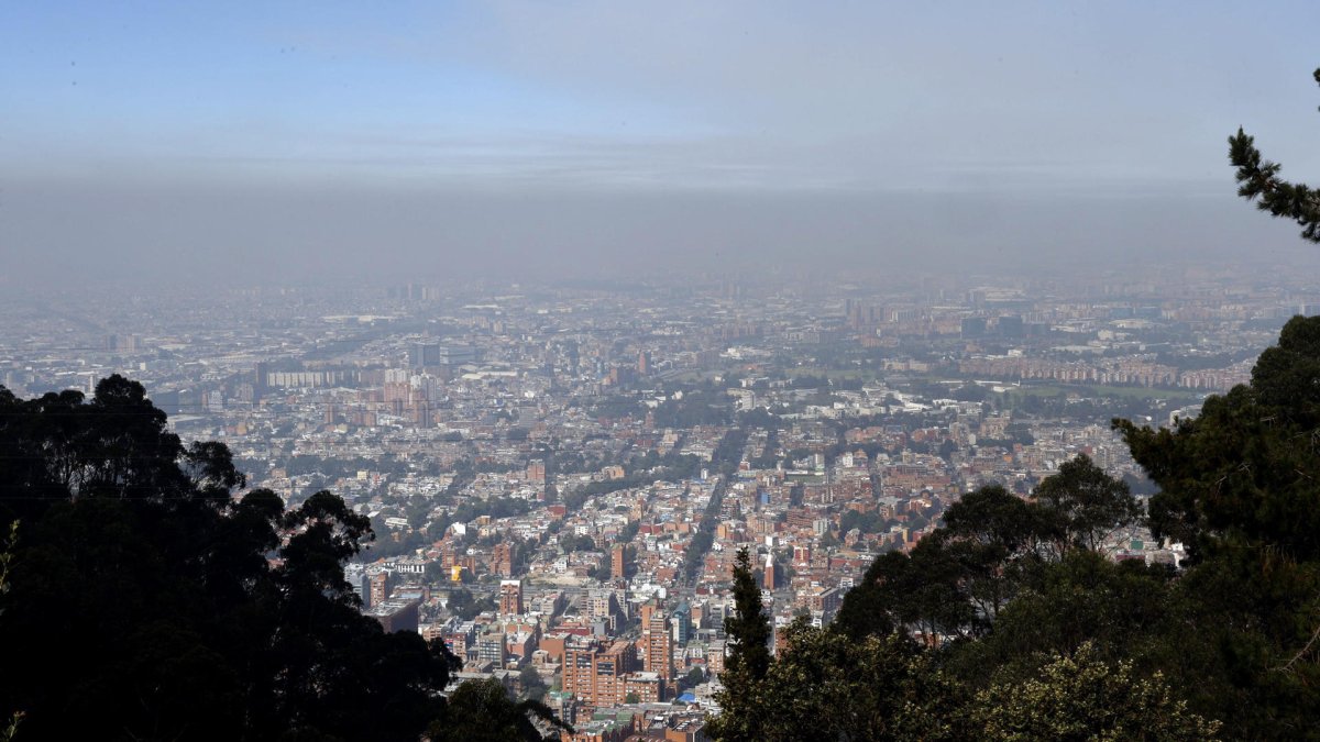 Fotografía de una capa de humo sobre la ciudad ocasionada por un incendio forestal hoy, en Bogotá (Colombia).
