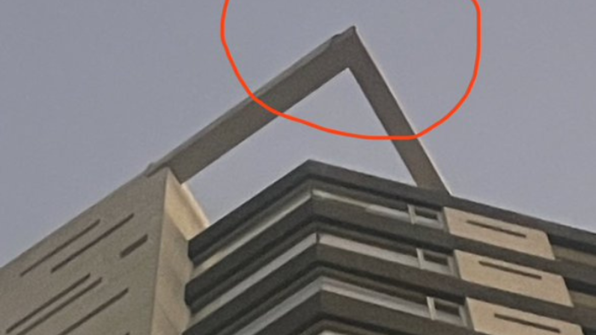 El material se habría desprendido desde el último piso del edificio