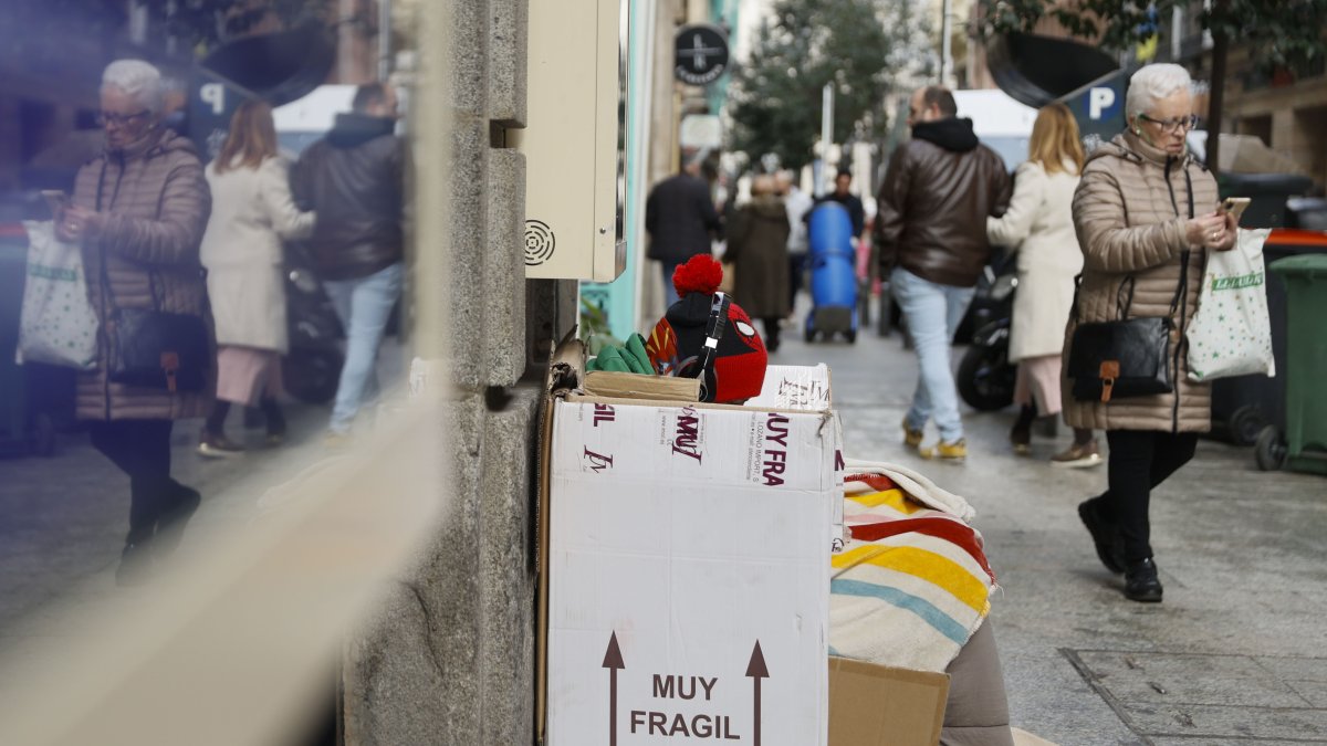 Una persona sin hogar que se resguarda del frío con cartones en Madrid.