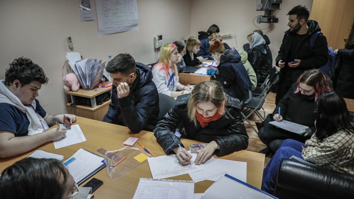 Ciudadanos rusos firman en apoyo de Boris Nadezhdin, el candidato presidencial del Partido Iniciativa Cívica, en su sede de campaña en Moscú, el 25 de enero de 2024.