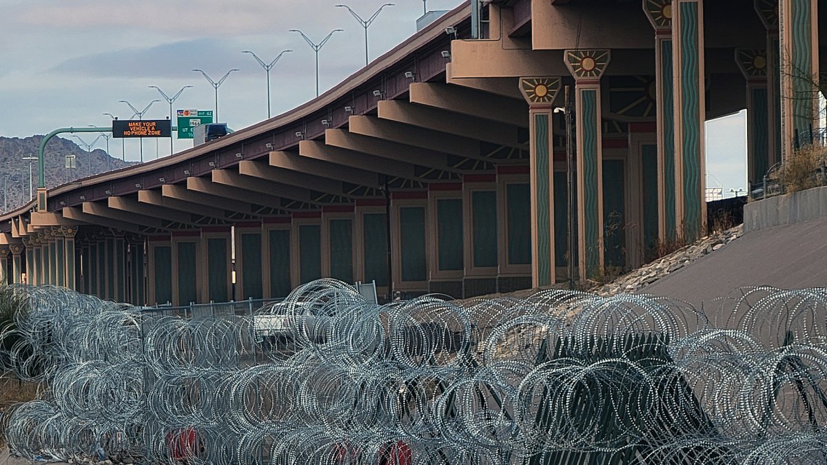 Vista de barricadas de alambre de púas, el 25 de enero de 2024 en el muro fronterizo desde Ciudad Juárez, Chihuahua (México)