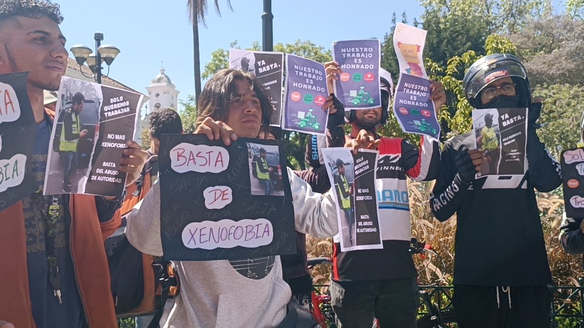 El grupo de deliverys protestó frente a la Gobernación del Azuay.