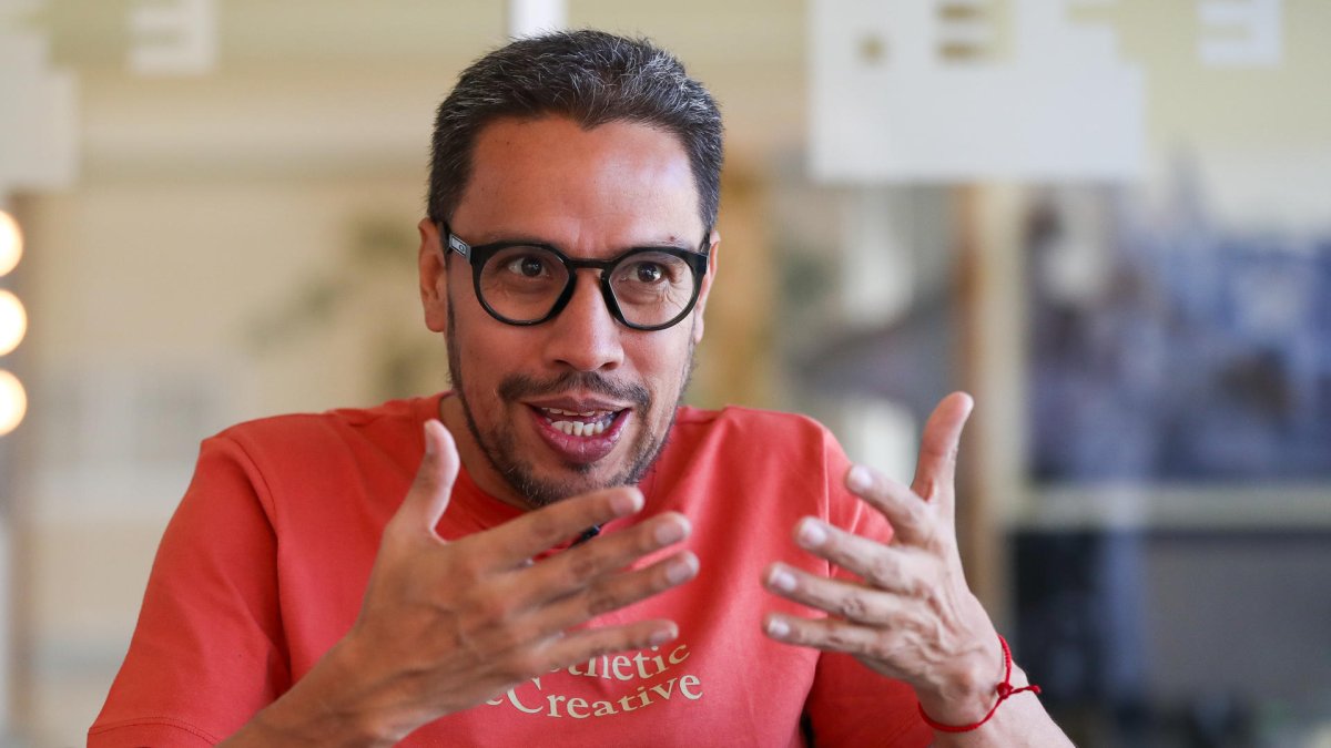 El director de la Bienal de Cuenca, Hernán Pacurucu, fue registrado el pasado 23 de enero, durante una entrevista con EFE, en Quito (Ecuador).