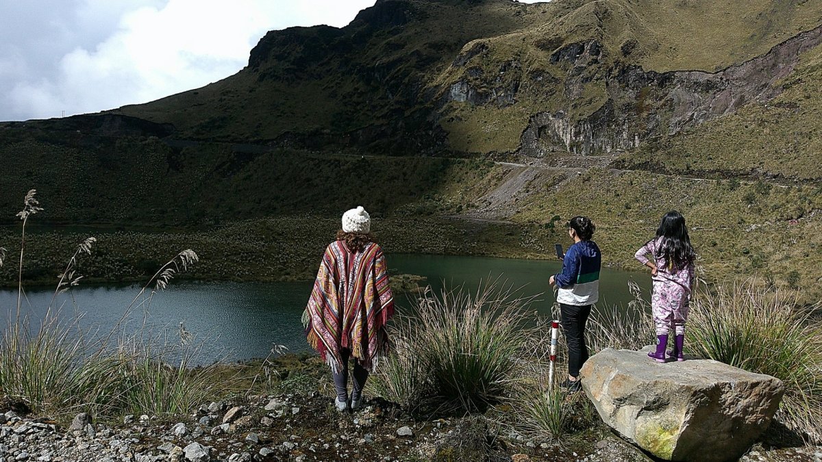 El color verde de las lagunas se debe por el azufre que brota del volcán Chiles,  están en sus faldas.