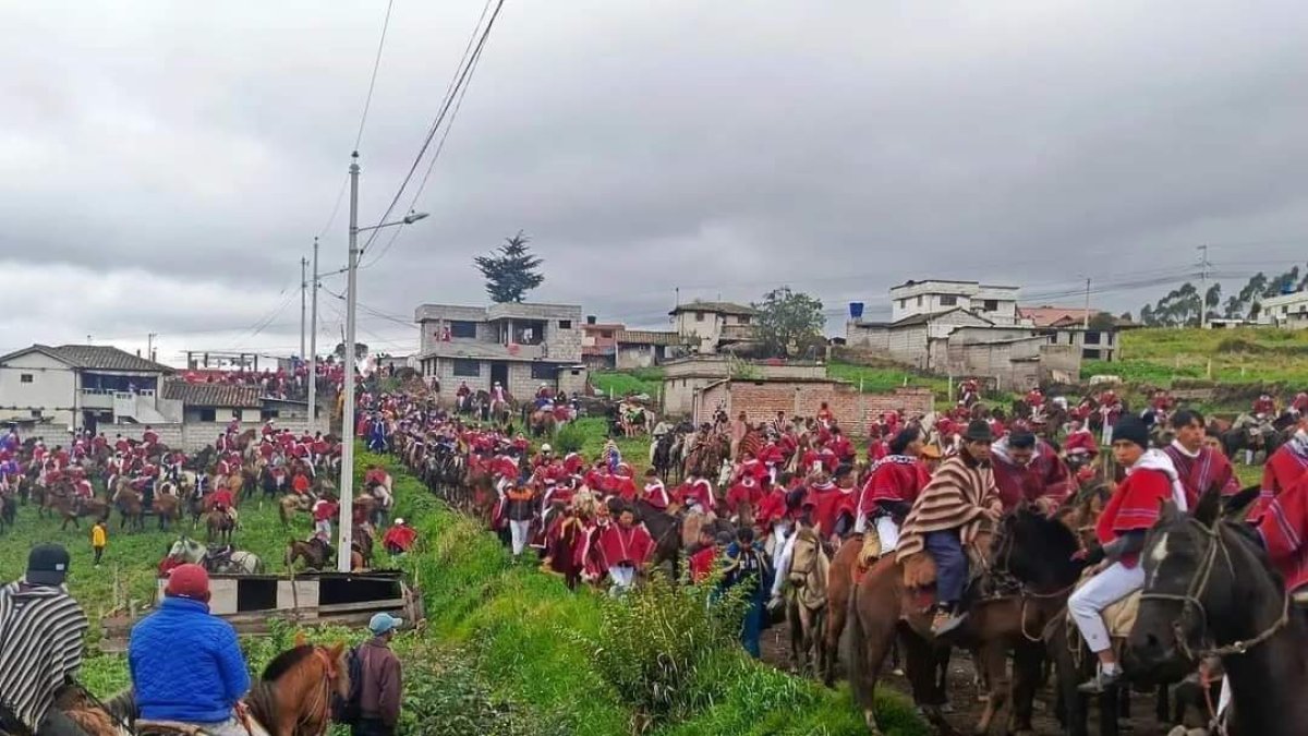 Los personajes y los invitados recorren las calles de Chibuleo en caballo, simulando a los reyes magos.