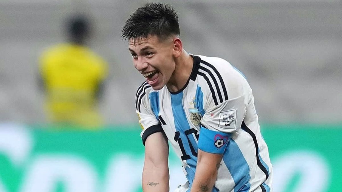 Claurdio Echeverri aspira en grande antes de vestir la de Manchester City