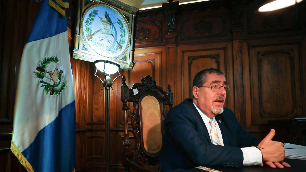 El presidente de Guatemala, Bernardo Arévalo de León, habla durante una entrevista con EFE, el 25 de enero del 2024, en Ciudad de Guatemala (Guatemala).