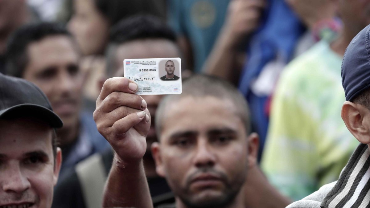 Fotografía de archivo en la que se registró a un ciudadano costarricense al mostrar su cédula de identidad, en San José (Costa Rica).