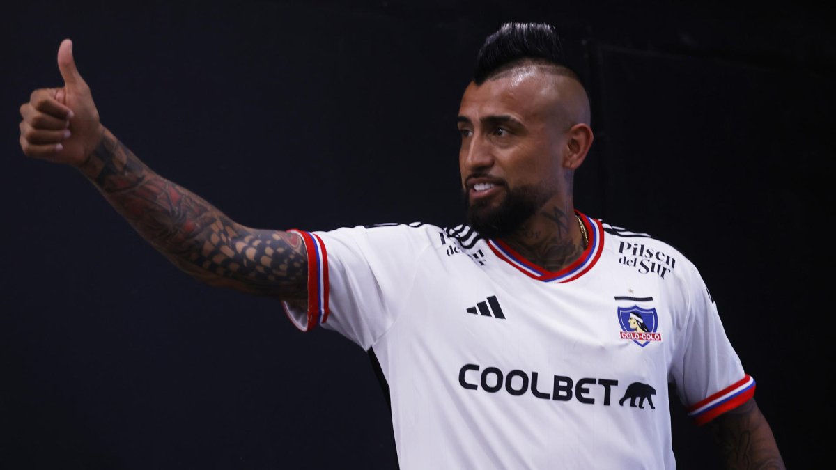El futbolista chileno Arturo Vidal jugador del club Colo Colo.