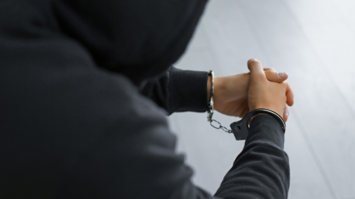 Los dos hombres se movilizaban en una moto desde la que efectuaron disparos contra un local comercial y amedrentaron a ciudadanos.