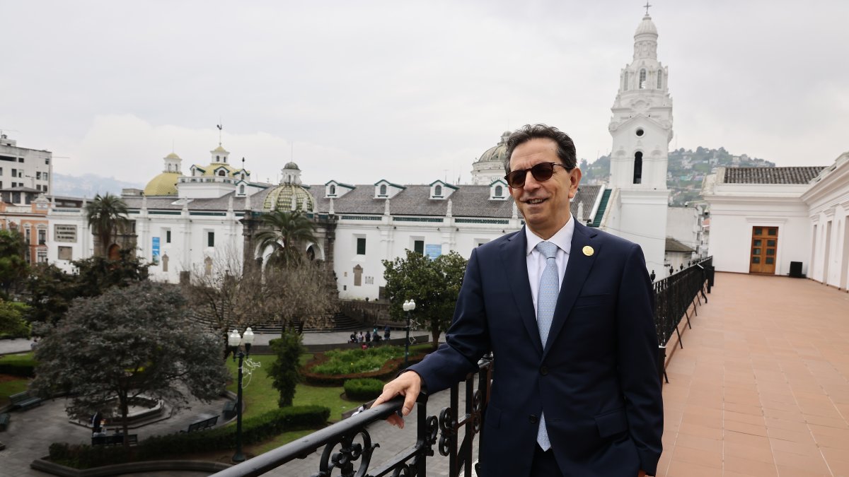 Roberto Izurieta, a punto de cumplir 61 años, hace una pausa en sus labores, para tomarse esta foto en los pasillos del palacio presidencia. 