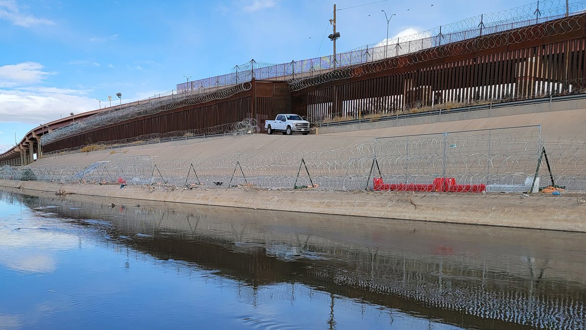 Vista de barricadas de alambre de púas, el 25 de enero de 2024 en el muro fronterizo desde Ciudad Juárez, Chihuahua (México).