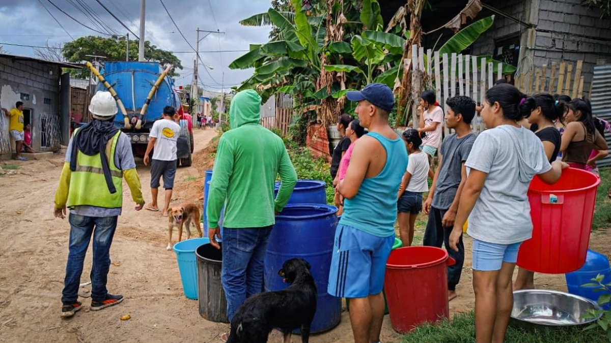 Afectación. En Posorja recibieron el agua mediante tanqueros, este viernes 26 de enero.