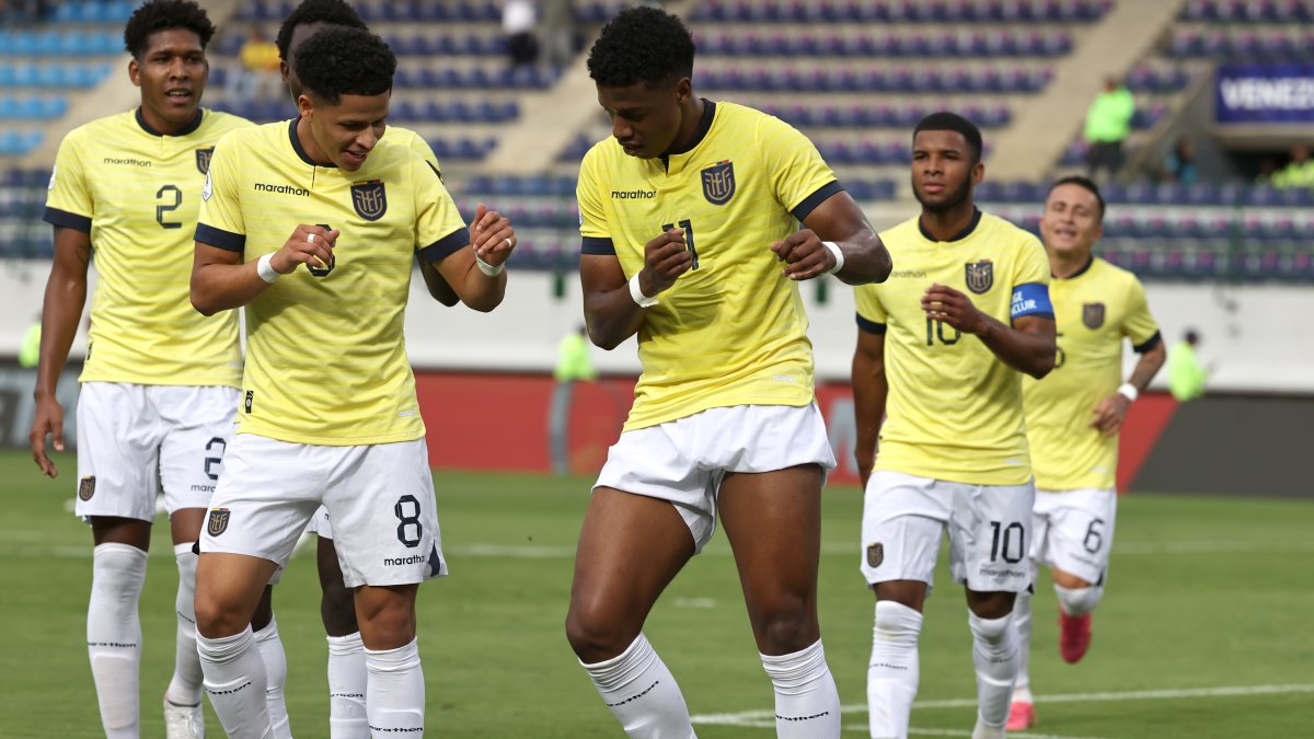 El delantero John Mercado (c) abrió el marcador con un golazo ante Bolivia.