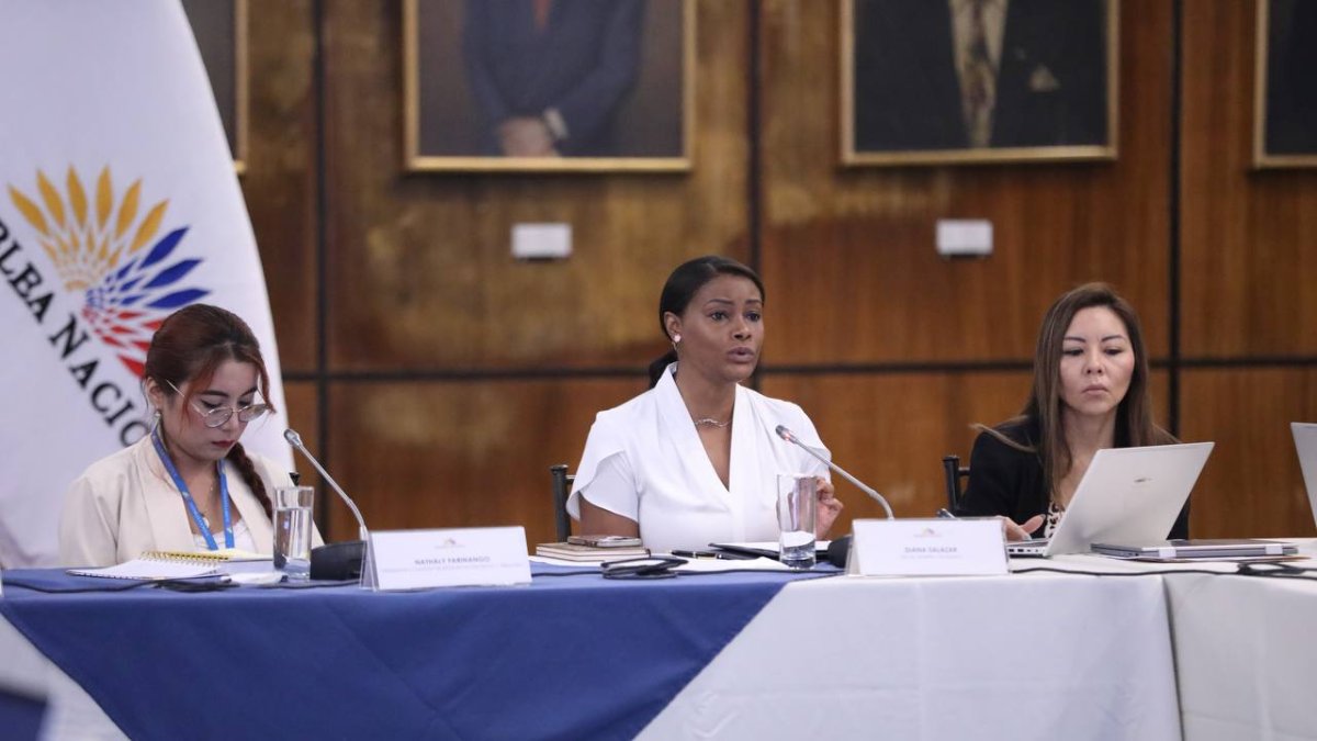 La fiscal Diana Salazar acudió a la Asamblea con un fuerte contingente de seguridad.