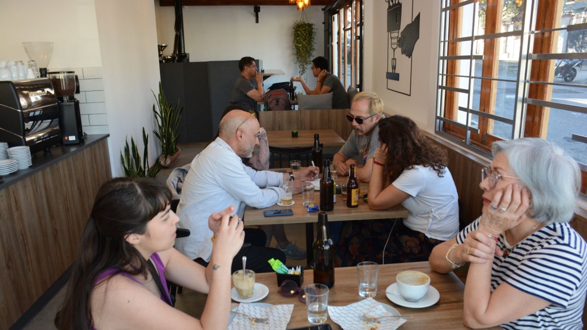 Local. Estudiantes, vecinos y oficinistas llegan a lo largo del día a Broz Tostería  Cafetería, uno de los populares espacios del barrio.