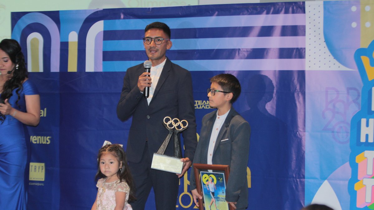 Pintado, medallista de plata en el Mundial de Atletismo de Budapest, recibe el galardón con sus hijos.