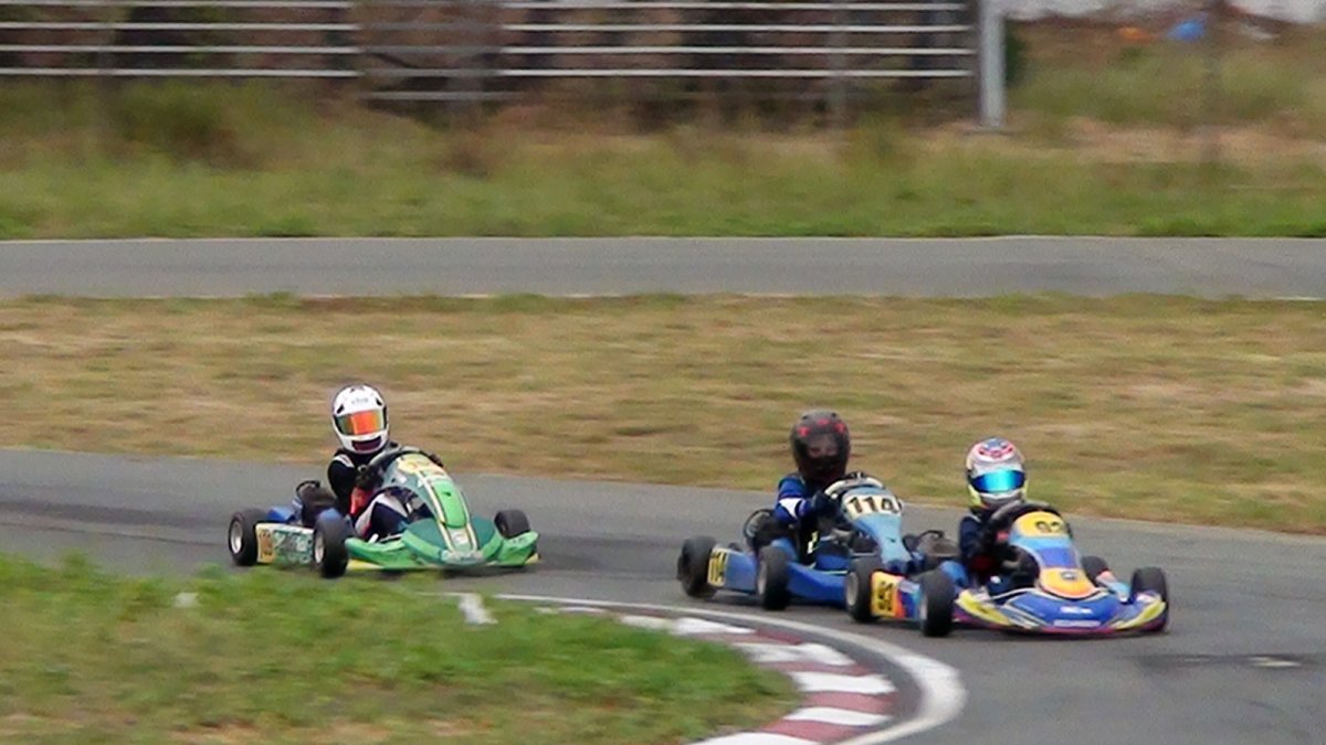 Kartistas avanzan en sus monoplazas en la pista ubicada junto al Teatro Centro de Artes.
