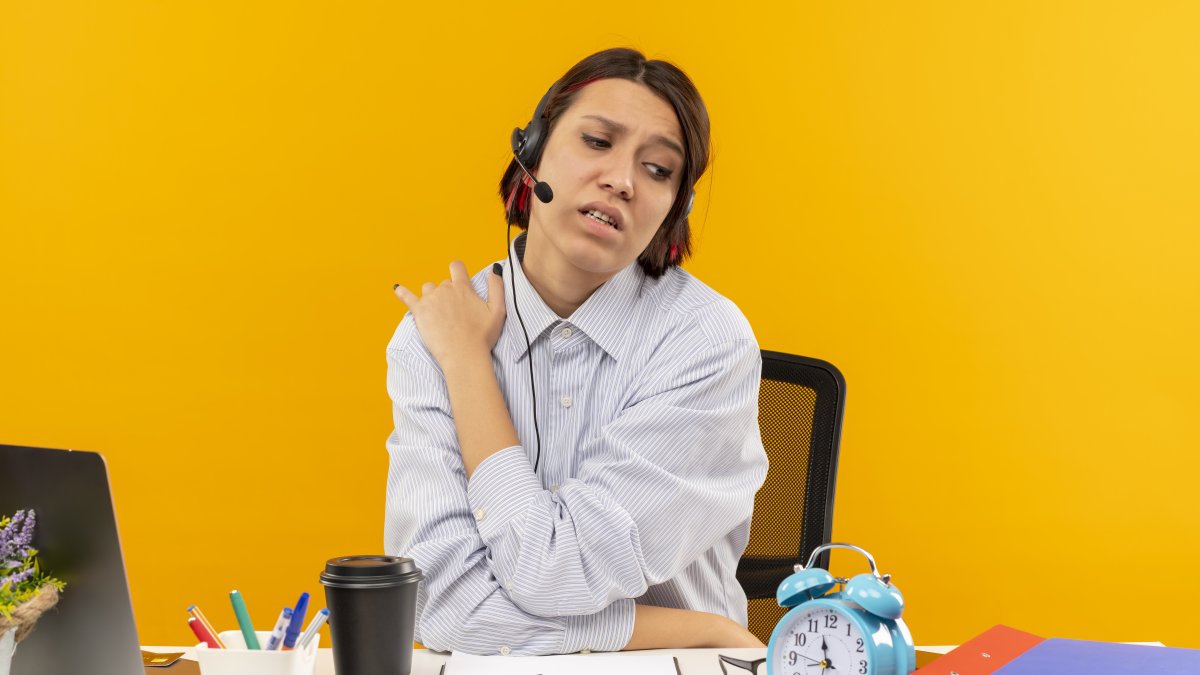 Mientras trabaja, haga pausas y camine, estire brazos y piernas.