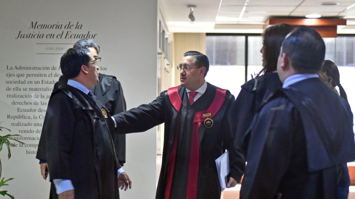 Magistrados. Saquicela saluda con el juez José Suing, quien también aspiraba a la Presidencia de la Corte pero no alcanzó los votos para el balotaje.